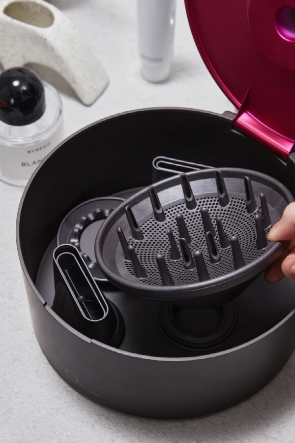 와디즈 펀딩 “Ostay”…집꾸미기 열풍 속, 인테리어와 편리함 잡은 다이슨 드라이기 거치대 출시 화제