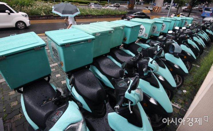 지난해 9월2일 서울 시내의 한 배달대행 업체 지역 센터에 배달 오토바이가 줄지어 서 있다./김현민 기자 kimhyun81@