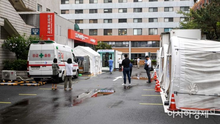 신종 코로나바이러스 감염증 재확산으로 인한 사회적 거리두기가 이어지고 있는 3일 서울 중구 국립중앙의료원에 마련된 선별진료소를 찾은 시민들이 검사를 받기 위해 대기하고 있다./강진형 기자aymsdream@