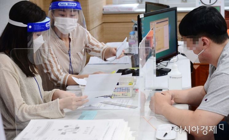 2021학년도 대학수학능력시험 응시원서 접수 시작일인 3일 서울 영등포구 남부교육지원청에서 한 수험생이 원서를 접수하고 있다.  이번 2021학년도 대학수학능력시험 원서접수는 3일부터 18일까지 오전9시부터 오후5시까지(토요일과 공휴일 제외)이며 수능은 12월3일 실시된다./김현민 기자 kimhyun81@