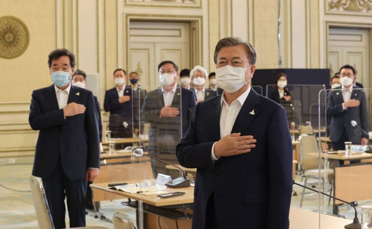 문재인 대통령이 3일 오전 청와대에서 열린 제1차 한국판 뉴딜 전략회의에서 국기에 경례하고 있다. <이하 사진=연합뉴스>