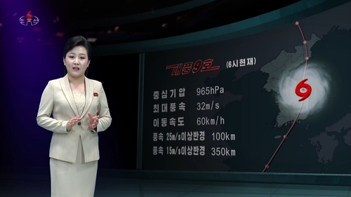 Chosun JoongAng TV entered the disaster broadcast system overnight with the ninth typhoon 'Maisak' heading north.  The photo shows the location and speed of movement of the typhoon at 6 am on the 3rd. Photo = Yonhap News