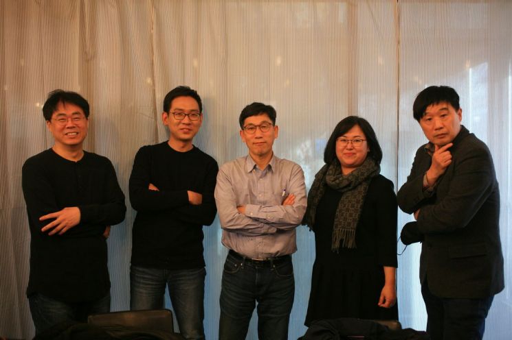 조국 사태'를 비판적으로 분석한 '한번도 경험해보지 못한 나라' 공동 저자인 진중권 전 동양대 교수, 권경애 변호사, 김경율 경제민주주의21 공동대표 [이미지출처=연합뉴스]