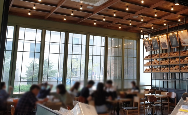 사회적 거리두기 2.5단계 시행 첫날인 지난 달 30일 오전 서울 중구 프렌차이즈형 제과점 매장 내 좌석에 손님들이 앉아있는 모습.사진은 기사 내용과 무관함.사진=연합뉴스