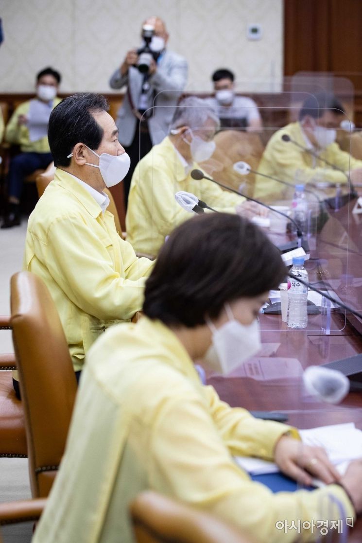 정세균 국무총리가 4일 서울 종로구 정부서울청사에서 열린 신종 코로나바이러스 감염증(코로나19) 대응 중앙재난안전대책본부 회의에서 모두발언을 하고 있다./강진형 기자aymsdream@