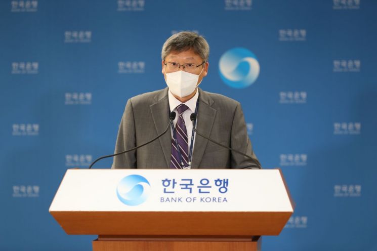 이성호 한국은행 경제통계국 금융통계부장이 4일 오전 서울 중구 한국은행에서 2020년 7월 국제수지(잠정)의 주요 특징을 설명하고 있다.