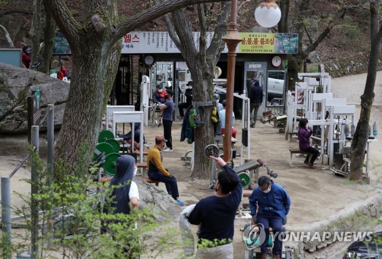 "헬스장 대신 '산스장' 갑니다" 야외로 나온 시민들에 '부글'