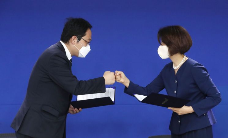 더불어민주당 한정애 정책위의장(오른쪽)과 최대집 대한의사협회장이 4일 오전 서울 여의도 더불어민주당사에서 의대 정원 확대, 공공 의대 신설 추진 원점 재검토 등을 내용으로 한 정책협약 이행 합의서에 서명한 뒤 주먹을 맞대고 있다. [이미지출처=연합뉴스]