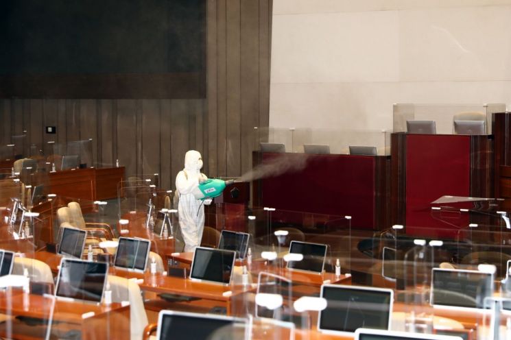 3일 서울 여의도 국회 본회의장에서 코로나 19 예방을 위한 방역작업이 진행되고 있다.<이미지:연합뉴스>