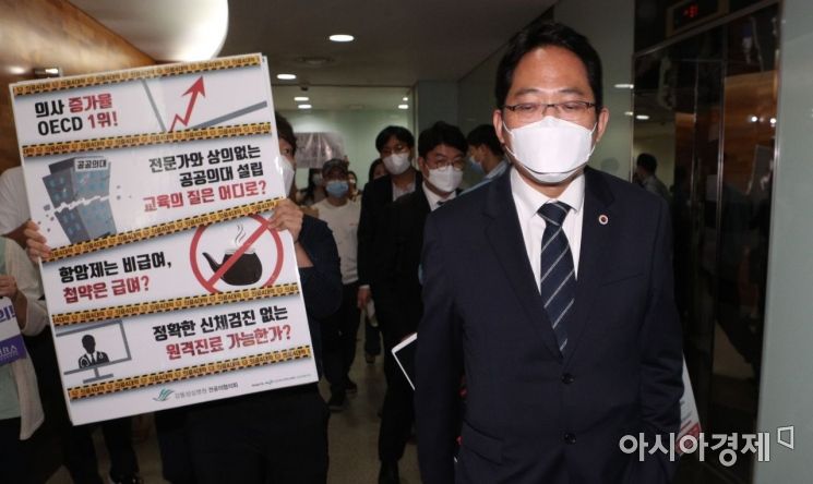 최대집 대한의사협회 회장이 박능후 보건복지부 장관과 의대정원 원점 재논의 정책협약 이행 합의서 체결을 위해 4일 서울 중구 한국건강증진개발원으로 향하던 중 전공의들의 반발로 발길을 돌리고 있다./강진형 기자aymsdream@