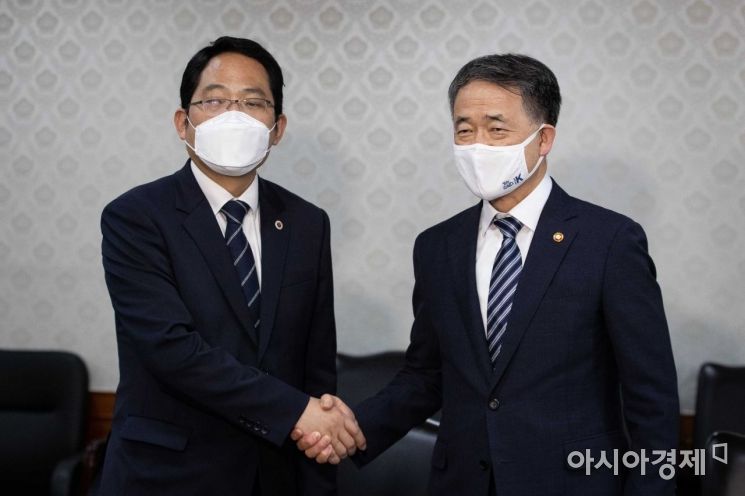 박능후 보건복지부 장관(오른쪽)과 최대집 대한의사협회장이 4일 서울 종로구 정부서울청사에서 집단휴진을 중단하고 의대정원 확대 등의 의료정책을 협의하는 의정협의체를 구성하는 내용의 합의문에 서명한 후 악수하고 있다./강진형 기자aymsdream@