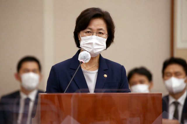 추미애 법무부 장관이 지난 1일 국회에서 열린 법제사법위원회 전체회의에서 인사말을 하는 모습. [이미지출처=연합뉴스]