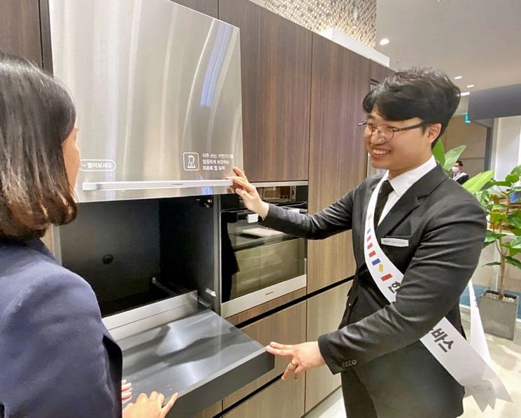 한샘 키친&바스 롯데몰 은평점에서 지안앤디의 이창현대표가 손님에게 리프트업 도어에 대해 설명하고 있다. [사진=한샘]
