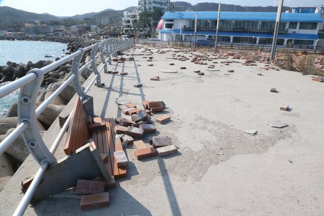 한반도를 휩쓸고 간 제 9호 태풍 '마이삭' 영향으로 4일 경북 경주시 감포읍 감포항 옆 친수공간은 아수라장이 됐다. [이미지출처=연합뉴스]