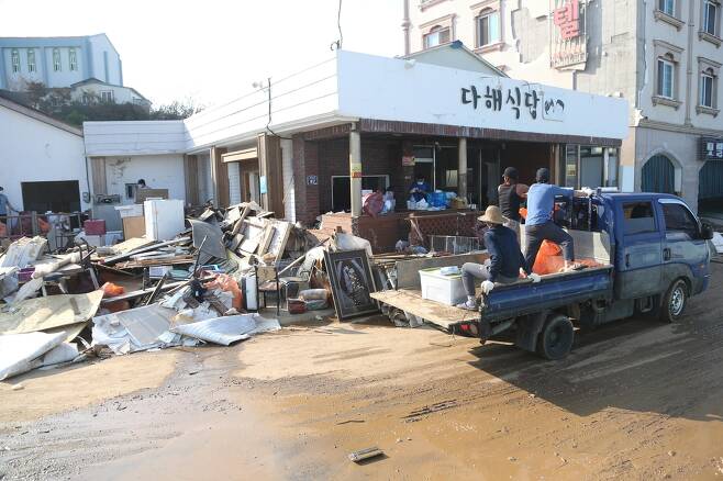 한반도를 휩쓸고 간 제 9호 태풍 '마이삭' 영향으로 4일 경북 경주시 감포읍 감포항 옆 친수공간은 아수라장이 됐다.