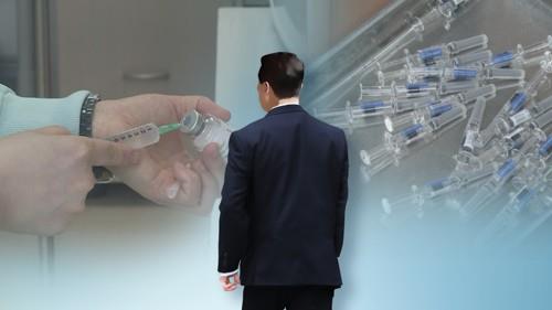 춘천지검 강릉지청은 의사의 진료 없이 시장 등 고위 공무원들에게 독감 주사를 놓은 혐의(의료법 위반)로 강릉시 보건소장 A씨와 소속 간호사 B씨를 불구속기소 했다고 4일 밝혔다. [이미지출처=연합뉴스]