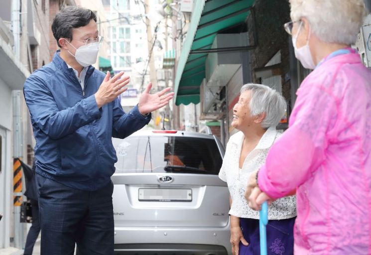 지난 7월27일 신길6동 동네탐방에 나선 채현일 영등포구청장이 길거리에서 만난 어르신들과 대화를 나누고 있다.