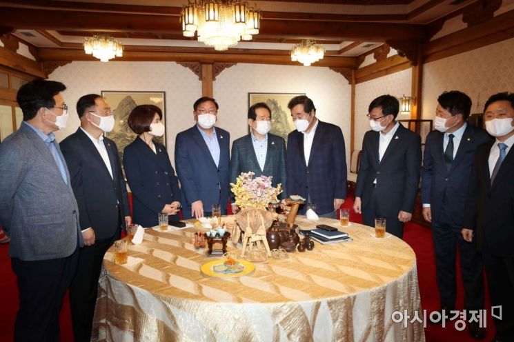 정세균 국무총리(가운데)가 6일 서울 종로구 총리공관에서 열린 고위당정협의회에서 참석자들과 대화를 나누고 있다. 왼쪽 두 번째부터 홍남기 경제부총리 겸 기획재정부 장관, 한정애 더불어민주당 정책위의장, 김태년 원내대표, 정 총리, 이낙연 대표, 김상조 청와대 정책실장. /문호남 기자 munonam@