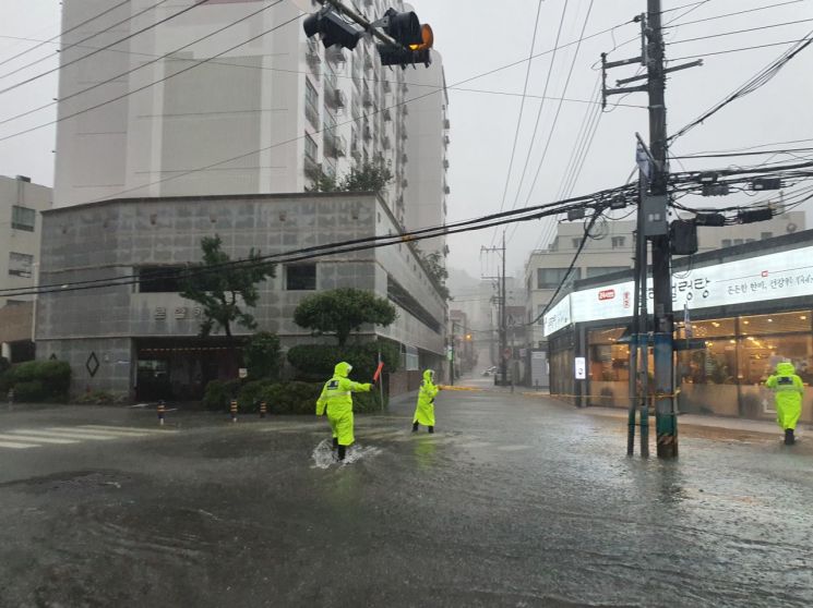 태풍 ‘하이선’ 강타 … 사면붕괴·침수·정전·교통통제 피해속출