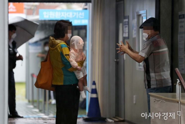 7일 서울 종로구 서울대병원 선별진료소에서 시민들이 코로나19 검사를 받기 위해 대기하고 있다. /문호남 기자 munonam@