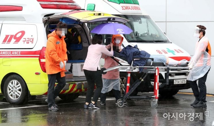 서울 종로구 서울대병원에서 환자가 응급의료센터로 이송되고 있다. /문호남 기자 munonam@