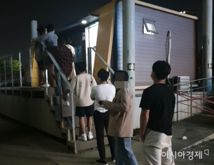 신종 코로나바이러스감염증(코로나19) 여파로 사회적 거리두기 2.5단계 조치가 실시된 이후 첫 토요일이었던 지난 5일 오후 10시께 서울 반포한강공원 남자화장실 앞이 시민들로 북적이고 있다. 사진=유병돈 기자 tamond@