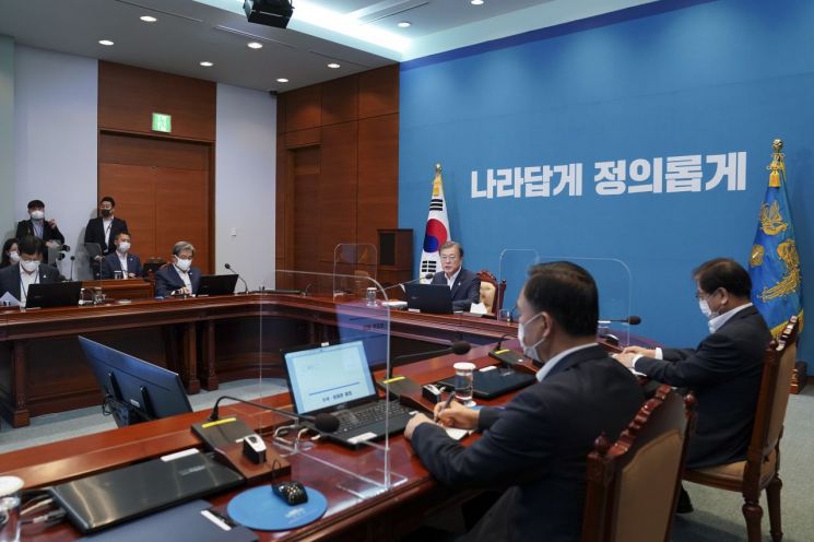 文대통령 "선별지원은 불가피한 선택…추석 전 지급"(종합)