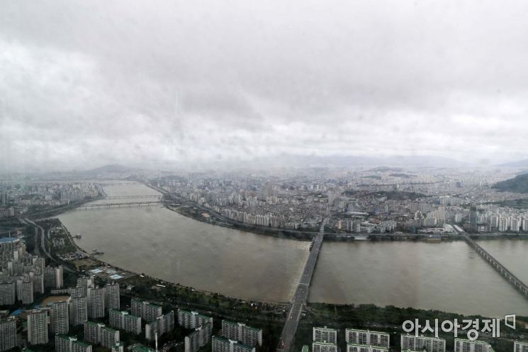 전국이 제10호 태풍 '하이선'의 영향권에 들어선 7일 서울 송파구 롯데월드타워 서울스카이에서 바라본 도심 하늘이 흐리다. /문호남 기자 munonam@