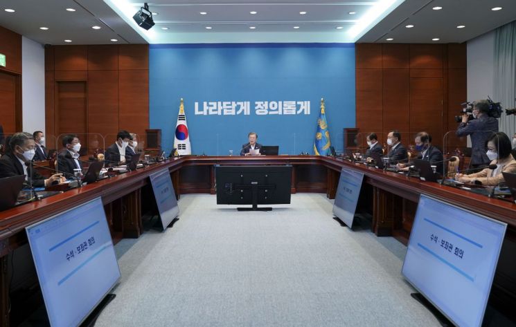 文대통령 "선별지원은 불가피한 선택…추석 전 지급"(종합)