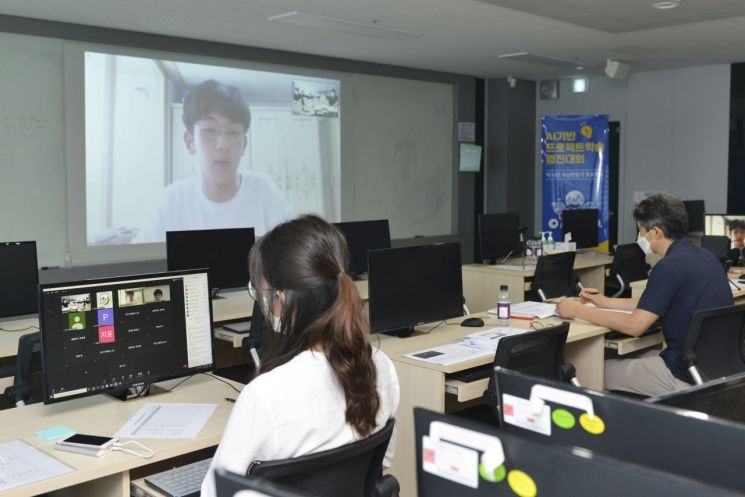 동의대와 부산시교육청이 초중고교 학생을 대상으로 연 인공지능(AI) 경진대회 모습.