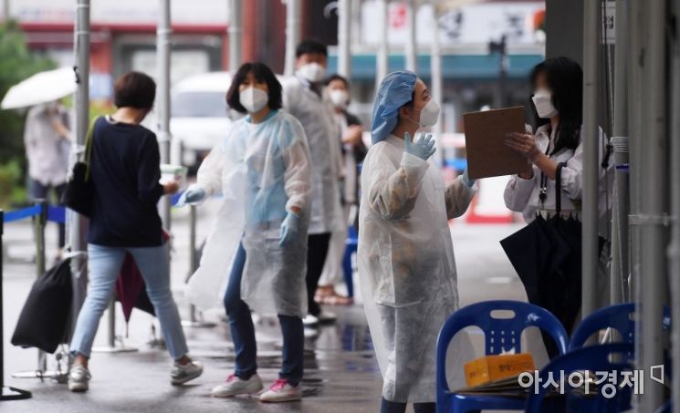 국회 출입기자 가운데 신종 코로나바이러스 감염증(코로나19) 확진자가 또다시 발생한 7일 서울 영등포구보건소 선별진료소에서 시민들이 검사를 받고 있다. 지난달 말 한 언론사 출입기자 확진 이후 세 번째 확진 판정이다./김현민 기자 kimhyun81@