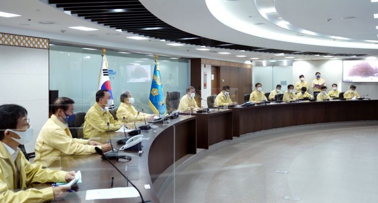 문재인 대통령이 7일 오후 청와대 국가위기관리센터에서 열린 태풍 '하이선' 피해 긴급 상황점검회의에 참석해 피해상황을 보고 받고 있다.