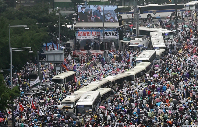 지난 15일 오후 서울 종로구 동화면세점 앞에서 '문재인 정권 부정부패·추미애 직권남용·더불어민주당 지자체장 성추행 규탄 집회'가 열리고 있다./사진=연합뉴스
