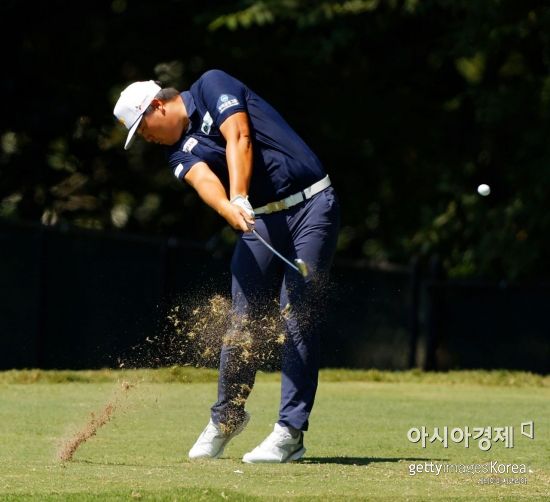 임성재가 PO 최종 3차전 투어챔피언십 최종일 2번홀에서 티 샷을 하고 있다. 애틀랜타(美 조지아주)=Getty images/멀티비츠