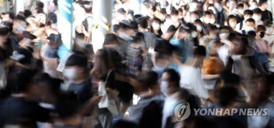 서울 지하철 신도림역에서 시민들이 마스크를 쓰고 이동하고 있다/사진=연합뉴스