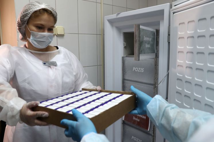 러시아 보건부 "코로나 백신 민간유통 시작...교사·의료진 접종할 것" 