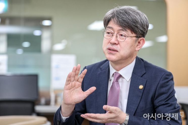 강신욱 통계청장이 9일 서울 강남구 통계청 서울나라셈도서관에서 인터뷰 하고 있다./강진형 기자aymsdream@