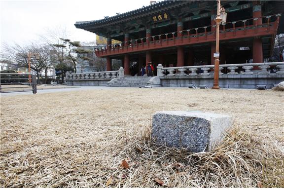 서울시 등록문화재 제2호 '보신각 앞 지하철 수준점'