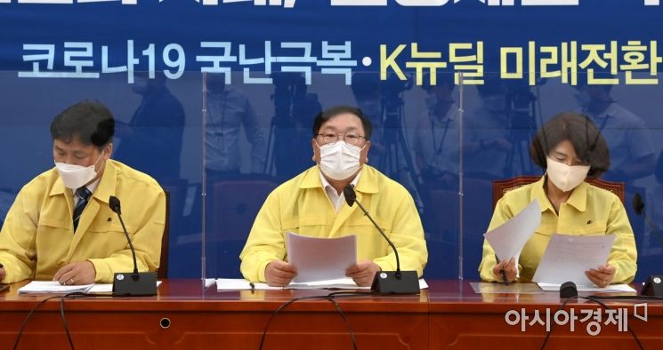 김태년 더불어민주당 원내대표가 10일 국회에서 열린 더불어민주당 정책조정회의에 참석, 모두 발언을 하고 있다./윤동주 기자 doso7@