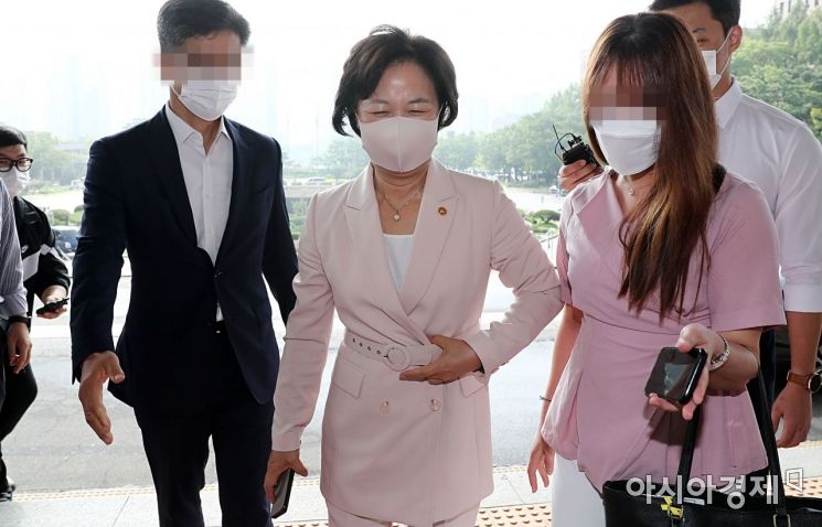 추미애 법무부 장관이 10일 정부과천청사로 출근하고 있다. /문호남 기자 munonam@