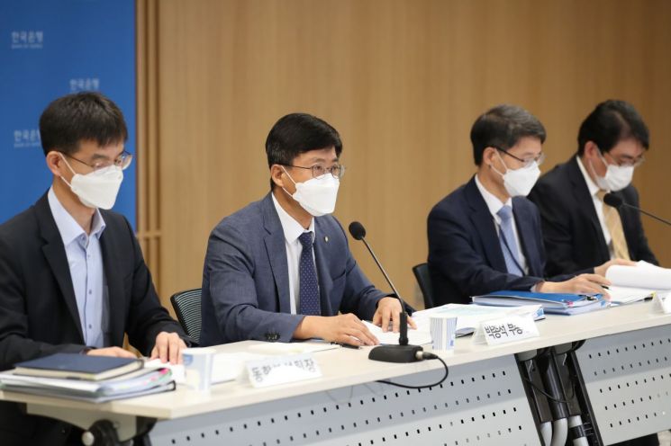 10일 서울 중구 한국은행에서 열린 통화신용정책보고서(2020년 9월) 설명회.  사진 왼쪽부터 최창호 동향분석팀장, 박종석 부총재보, 이상형 통화정책국장, 봉관수 정책협력팀장.