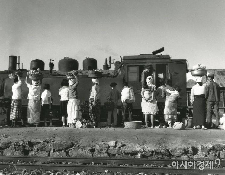 1970년 수인선 군자역 모습 (2016년 인천시립박물관 수인선 사진전 출품작/ 김용수 작가)