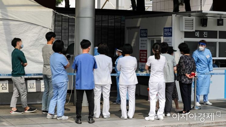 [포토]코로나 검사 받는 세브란스병원 의료진