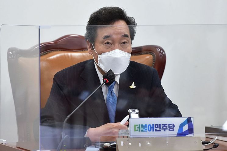 이낙연 더불어민주당 대표가 10일 오후 국회에서 화상연결로 열린 온택트 의원총회에서 발언하고 있다/사진=연합뉴스