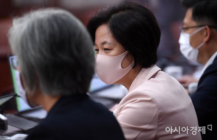 추미애 법무부 장관이 10일 서울 종로구 정부서울청사에서 열린 임시 국무회의에서 강경화 외교부 장관과 대화하고 있다./김현민 기자 kimhyun81@