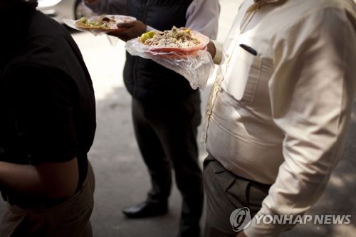 신종 코로나바이러스 감염증 재유행 가능성을 배제할 수 없는 만큼 방역당국은 흡연·비만자 등 고위험군의 경우 건강관리를 강조했다. 사진=AP연합뉴스