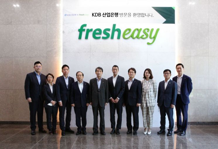 이동걸 산업은행 회장(왼쪽부터 다섯번째)은 첫 번째 임기 마지막 날인 10일 국내 1위 밀키트 기업 프레시지 용인공장을 방문하며 혁신기업 현장 방문 행보를 이어갔다.