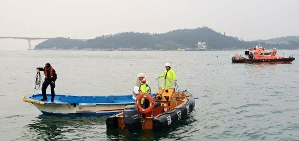 완도해경이 완도항 해상에서 익수자를 구조하고 있다.  사진=완도해경