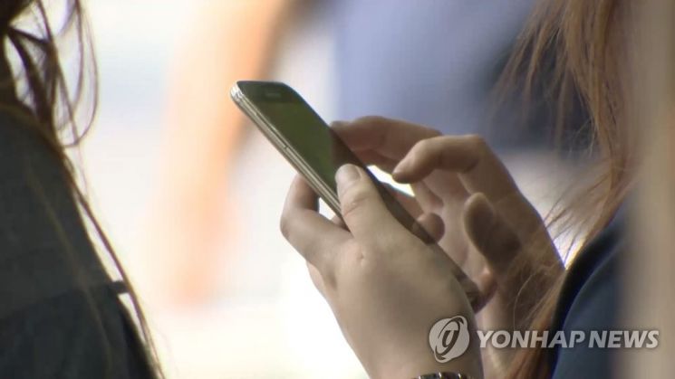 최근 어플리케이션(앱)이나 유튜브 등을 통해 사주를 보는 젊은층이 늘어났다. [이미지출처=연합뉴스]