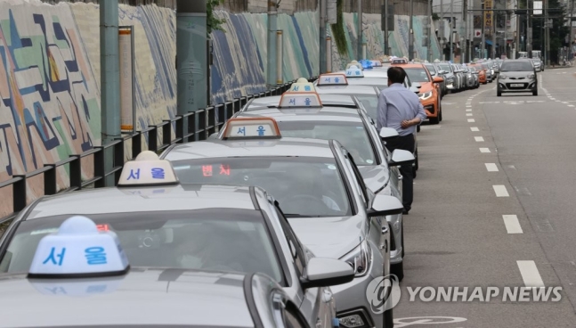 정부가 신종 코로나바이러스 감염증 재확산에 따라 '사회적 거리두기 2.5단계' 조치를 시행한 가운데 지난 1일 오후 서울역 앞에서 택시들이 승객을 태우기 위해 줄 서 있는 모습.사진=연합뉴스